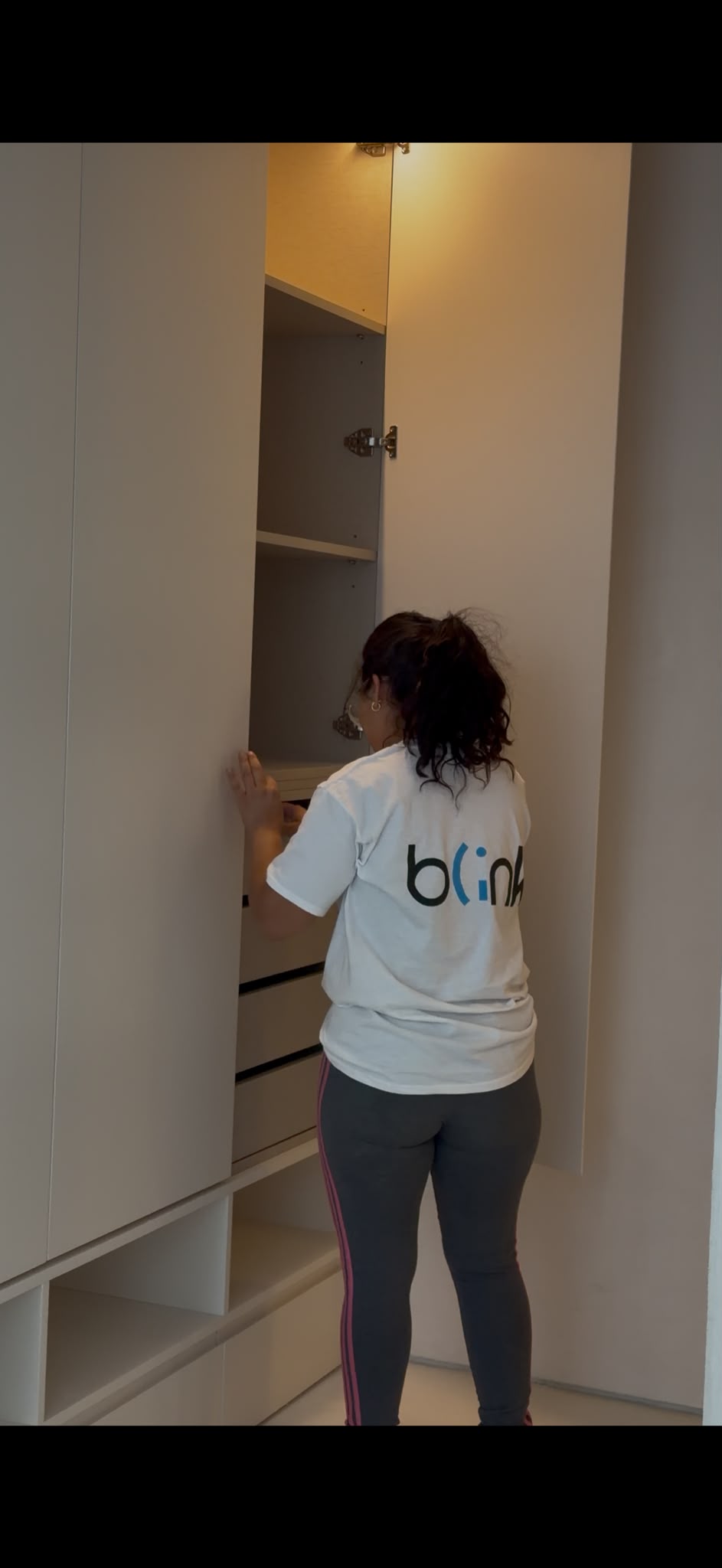 Profesional de Blink Services limpiando un armario empotrado en vivienda nueva