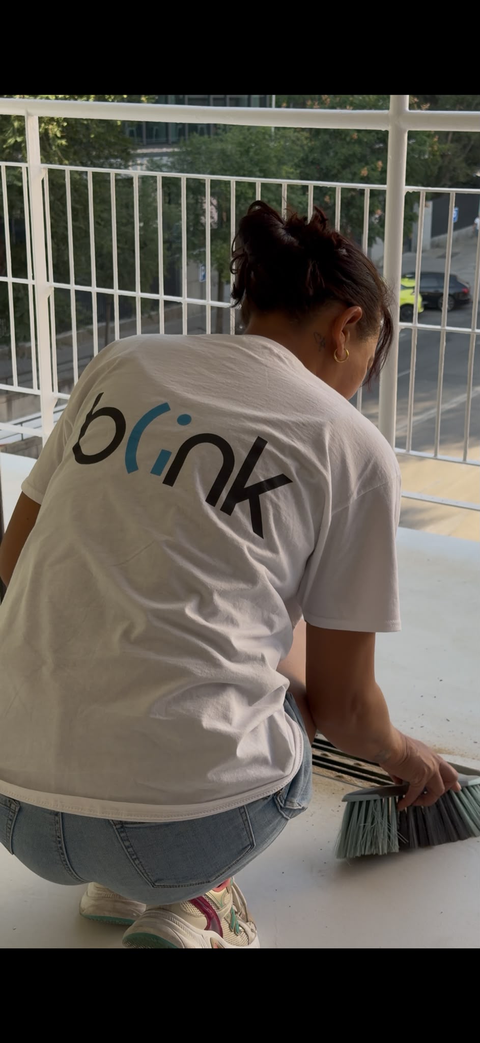 Profesional de Blink Services barriendo una terraza tras fin de obra
